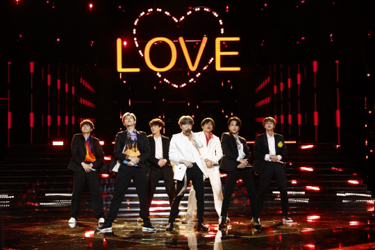 방탄소년단, 美 NBC '더 보이스' 파이널 게스트 출연 [사진 제공=Trae Patton/NBC]